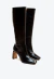 Bota feminina de couro preto, cano longo, salto bloco 9cm, design minimalista e sofisticado. Perfeita para looks elegantes. Garanta já a sua!