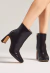 Bota feminina em couro marrom, salto bloco 9cm, bico quadrado e zíper lateral. Sofisticação e conforto para looks modernos. Garanta já a sua!