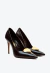Scarpin couro preto com salto alto e coração dourado. Destaque-se com elegância e luxo contemporâneo. Garanta já o seu visual marcante!