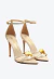 Sandália couro off white, salto alto fino, tiras delicadas e detalhe coração dourado. Sofisticação para ocasiões especiais. Garanta já a sua!