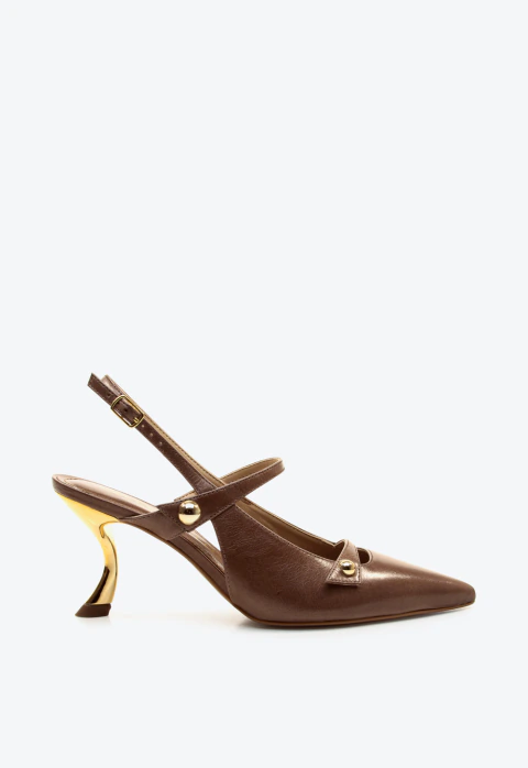 Slingback marrom em couro com salto vírgula dourado, bico fino e esferas metálicas. Elegância moderna para looks sofisticados. Garanta já o seu!