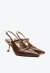 Slingback marrom em couro com salto vírgula dourado, bico fino e esferas metálicas. Elegância moderna para looks sofisticados. Garanta já o seu!