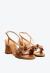 Sandália em couro marrom com flores 3D, salto bloco 7,5cm e design artesanal. Conforto e elegância para looks sofisticados. Garanta já a sua!