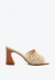 Tamanco em couro off white com tiras finas e tachas douradas, salto bloco 7,5cm. Elegância versátil para looks sofisticados. Garanta já o seu!