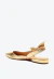 Sapatilha slingback em couro ouro light com bico fino, laço lateral e salto baixo metalizado. Elegância e conforto para looks sofisticados. Garanta a sua!