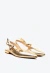 Sapatilha slingback em couro ouro light com bico fino, laço lateral e salto baixo metalizado. Elegância e conforto para looks sofisticados. Garanta a sua!