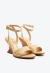 Sandália anabela em couro nude com salto arquitetônico e tachas douradas. Conforto e estilo para looks elegantes. Garanta já a sua peça exclusiva!