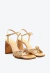 Sandália nude Cecconello em couro legítimo, salto bloco alto, tiras trançadas e nó central. Elegância e conforto para looks sofisticados. Garanta já a sua!