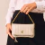 Bolsa Bellah off white em couro com textura acolchoada e detalhes dourados. Design elegante e versátil para todos os momentos. Garanta a sua!