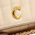 Bolsa Bellah off white em couro com textura acolchoada e detalhes dourados. Design elegante e versátil para todos os momentos. Garanta a sua!