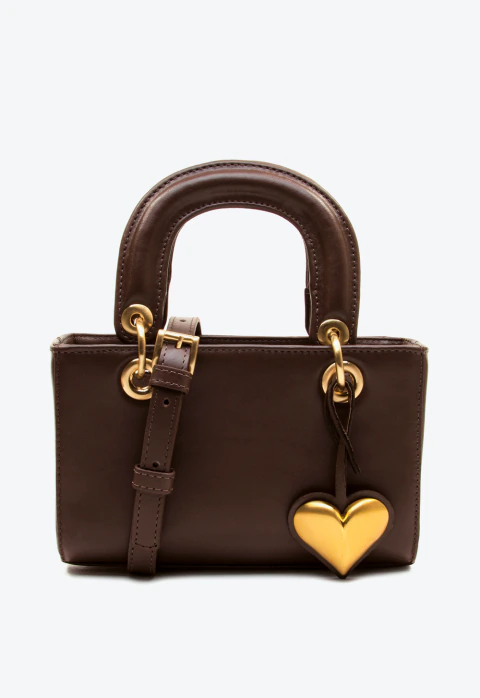 Bolsa de couro marrom estruturada Cecconello, elegante e sofisticada, com pingente de coração dourado. Adquira já e eleve seu estilo com praticidade!