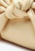 Bolsa tiracolo em couro creme Cecconello com laço escultural, design drapeado e fechamento por ímã. Toque de luxo para looks minimalistas. Garanta a sua!