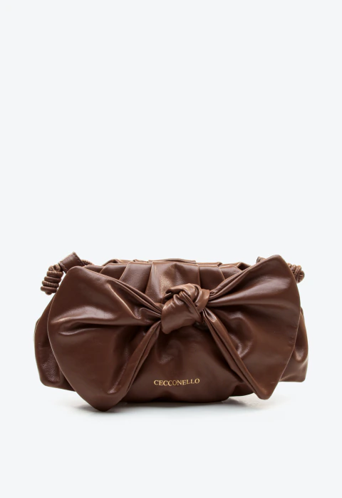 Bolsa tiracolo em couro marrom moka com laço volumoso, estilo pouch drapeado, alça com nós e fechamento por ímã. Sofisticação para qualquer ocasião!