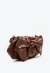 Bolsa tiracolo em couro marrom moka com laço volumoso, estilo pouch drapeado, alça com nós e fechamento por ímã. Sofisticação para qualquer ocasião!