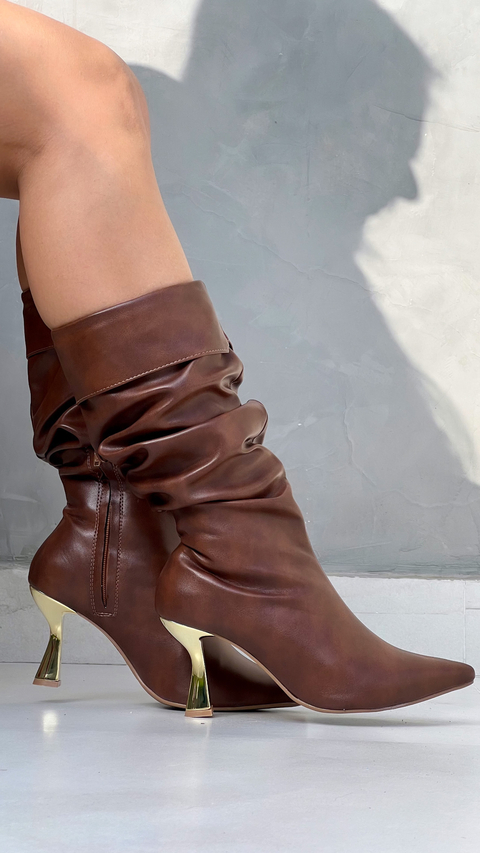 Bota Feminina Liza- salto cromado/taça - bico fino - Marrom - Cano médio/longo - Levemente Drapeada - couro/PU - comprar online