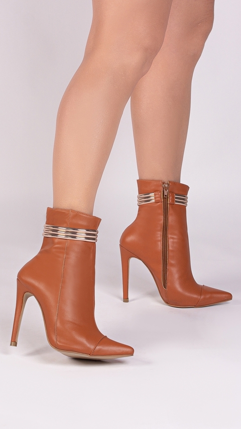 Bota Feminina Livia - Couro/PU - Cano medio/curto - Detalhes em Aço escovado - Salto alto/fino - Caramelo - comprar online