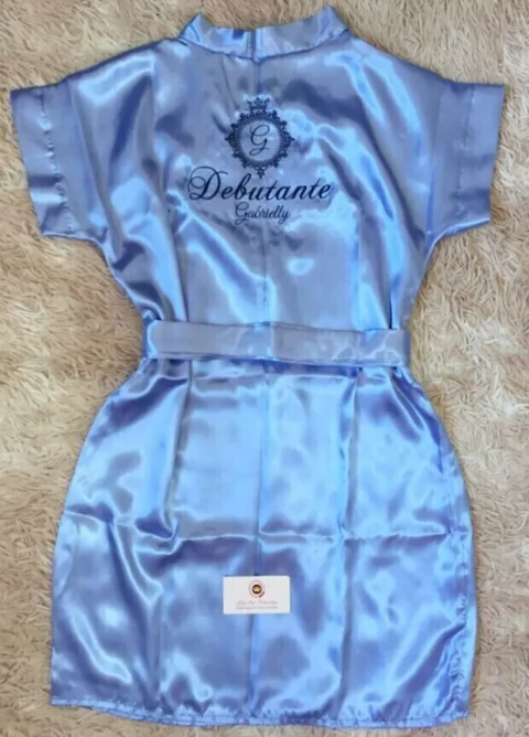 Robe de Cetim Gaby (brasão + título + nome) Bordado - Debutante / Noiva - comprar online