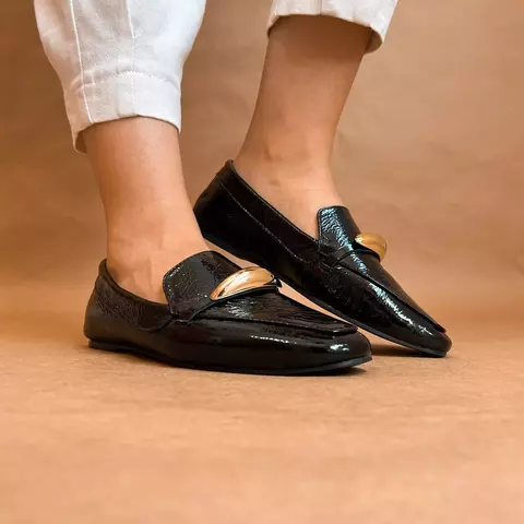 Loafer em verniz com detalhe em metal dourado - comprar online