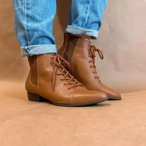 Bota amarrada salto baixo e bico fino - comprar online