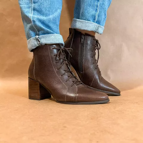 Bota amarrada salto médio - comprar online