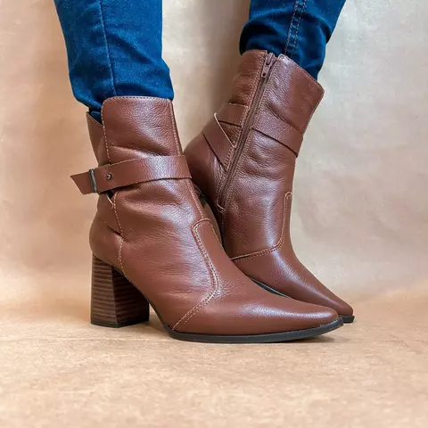 Bota salto alto e bico fino com fivela - comprar online