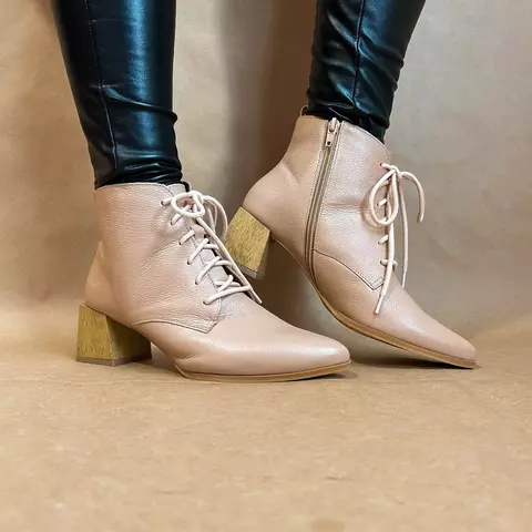 Bota bico fino amarrada salto quadrado - comprar online