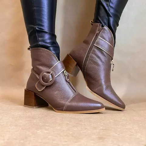 Bota bico fino salto médio com fivela - comprar online