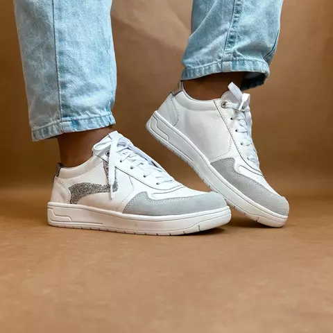Tênis com detalhe na lateral com brilhos - comprar online