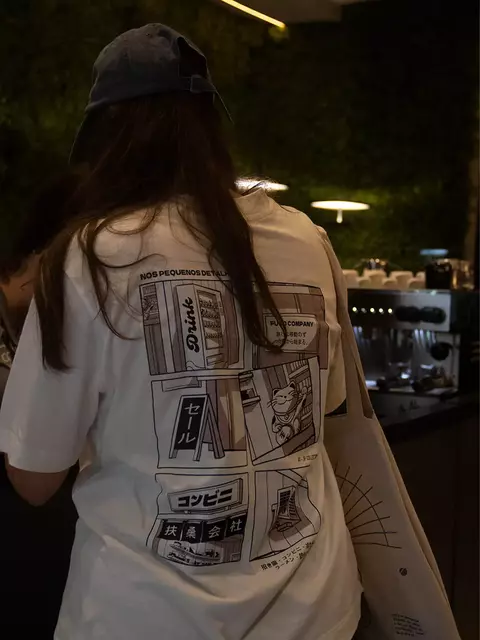 MANEKI NEKO | camiseta oversized boxy off-white - comprar online