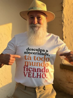 Camiseta Desculpa a sinceridade, tá todo mundo ficando VELHO. na internet