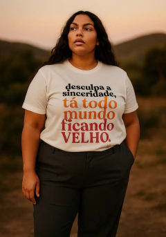 Imagem do Camiseta Desculpa a sinceridade, tá todo mundo ficando VELHO.