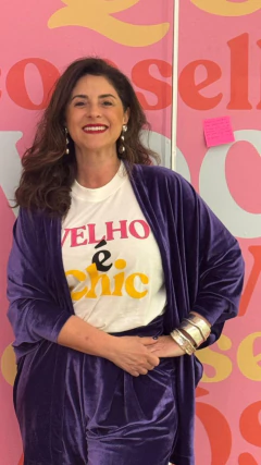 Camiseta Velho é Chic. - Lojinha AVÓ(SIDADE)