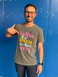 Camiseta Velho É O Jovem Que Deu Certo - Lojinha AVÓ(SIDADE)