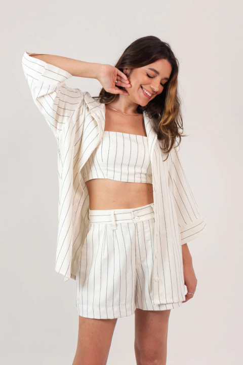 short listrado alfaiataria com bolsos e botão