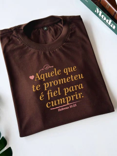 T-SHIRT FEMININA - AQUELE QUE TE PROMETEU - COR MARROM - comprar online
