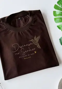 T-SHIRT FEMININA - DESCANSA NO SENHOR BEIJA-FLOR - COR MARROM - (cópia)