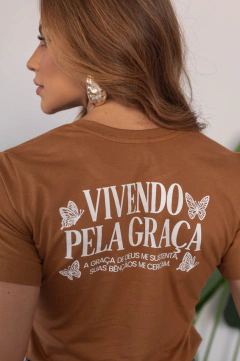 Tshirt Borboleta Vivendo Pela Graça