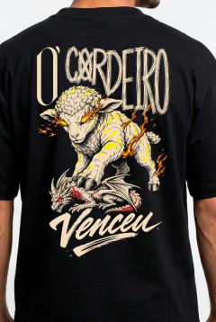 Camiseta Over O Cordeiro Venceu