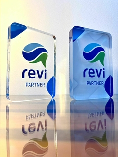 Tombstone de Premiação REVI – Elegância e Personalização em Acrílico 15mm