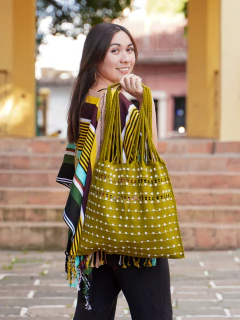 Bolso artesanal con bolitas de Chiapas hecho a mano