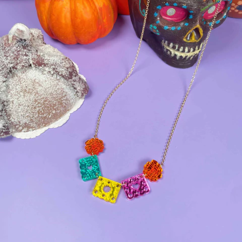 Collar papel picado y cempasúchil