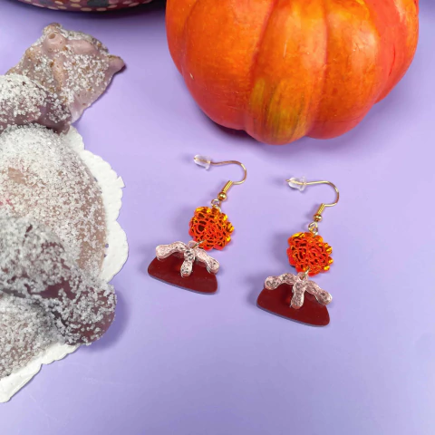 Aretes de cempasúchil y pan de muerto