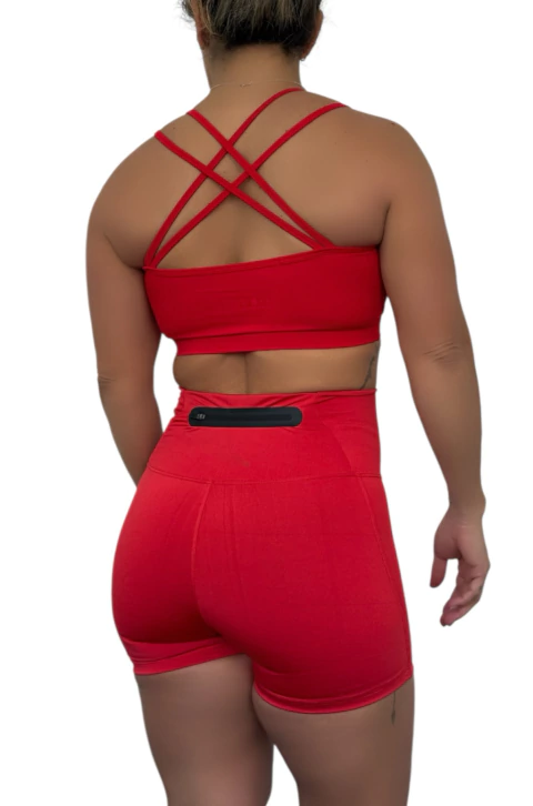 Conjunto deportivo femenino rojo con top de tiras cruzadas en la espalda y short con cierre trasero