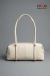 Cartera deportiva blanca con diseño minimalista y asas largas