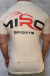 Remera beige para hombre con logo grande "MIRO SPORTS" en rojo y negro en la espalda