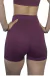 Short deportivo liso color uva para mujer visto desde atrás
