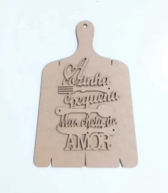 KIT TABUA COM FRASE A COZINHA É PEQUENA MAS CHEIA DE AMOR 18X29CM