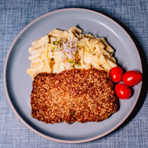 Milanesa de bife con fideos