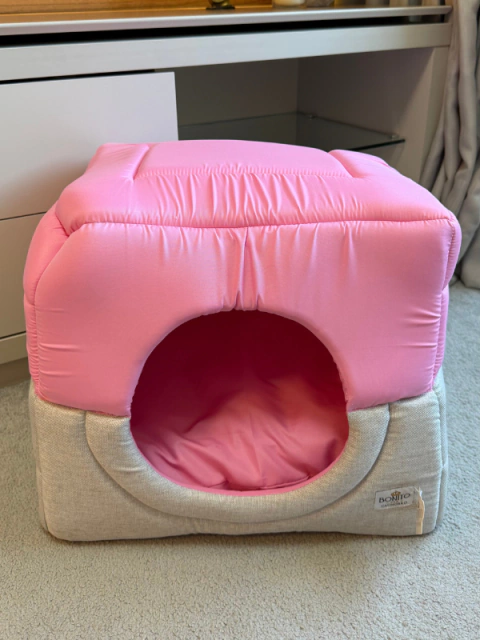 Toca para cachorro modelo Clean Chiclete da Bonito pra Cachorro em tecido rosa e cinza, com formato de casinha acolhedora