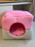 Toca para cachorro modelo Clean Chiclete da Bonito pra Cachorro em tecido rosa e cinza, com formato de casinha acolhedora